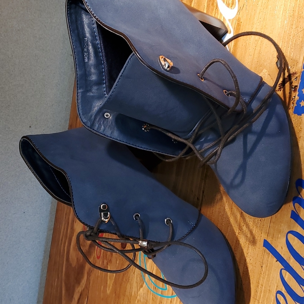 Booties size 8 - Picture 3 of 7
